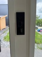 Detalj av sort stolpe med elektrisk uttak på annekset.