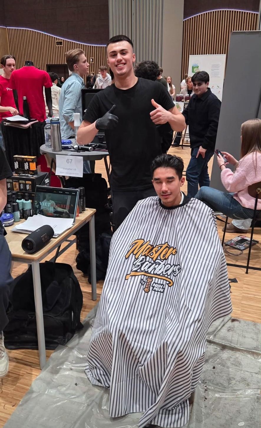 VietBarber UB klipper en kunde under fylkesmesterskapet 2026.