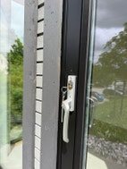 Detalj av vindushåndtak på annekset.