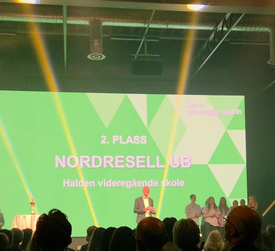 Premieutdelingen i NM: storskjermen viser 2. plass til NordResell UB, Halden videregående skole.