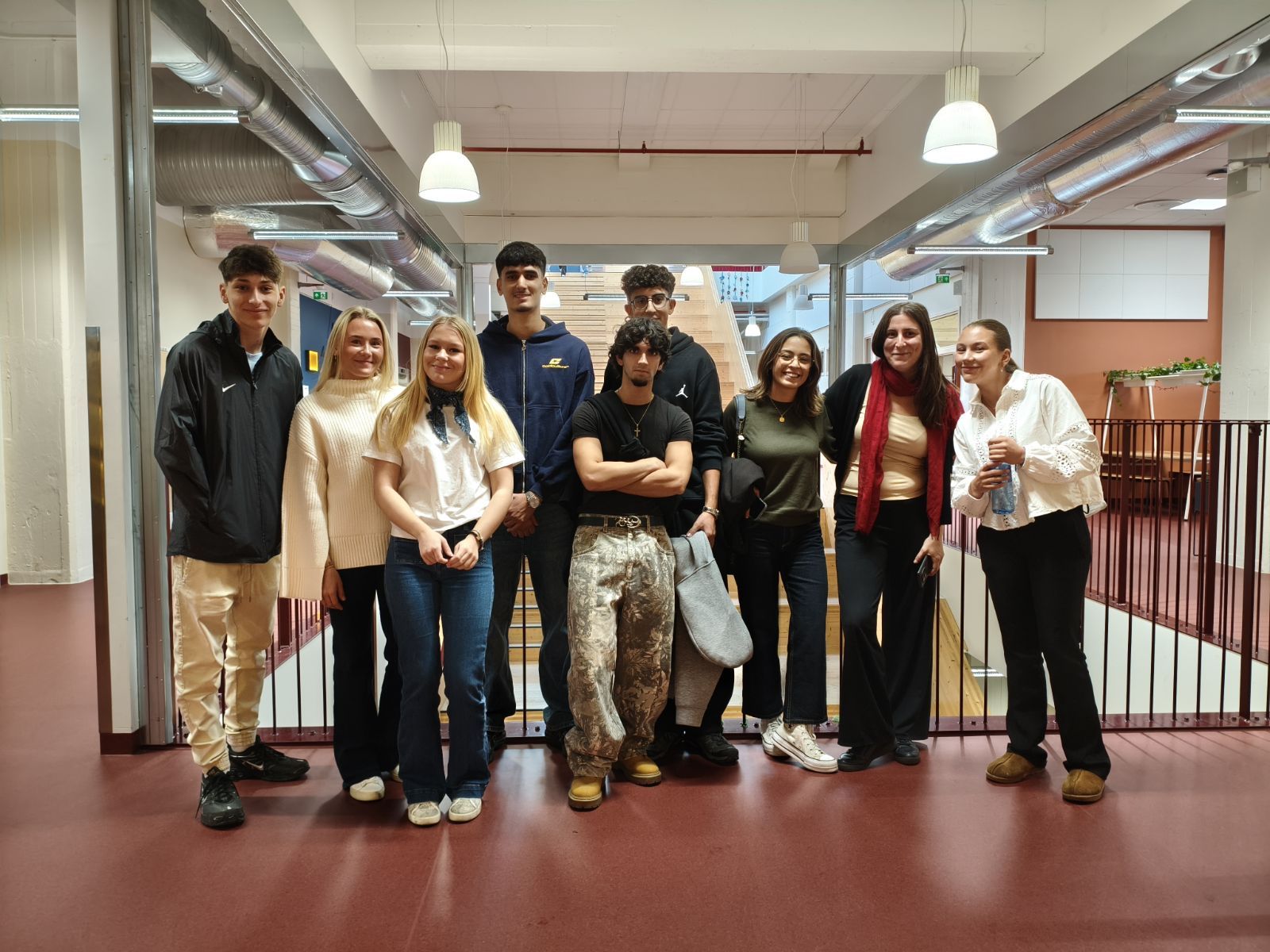 Elever fra Institut Premià de Mar og Vg2 SSR samlet på Halden videregående skole.