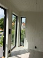 Innvendig hjørne i annekset med glassdør og vinduer.