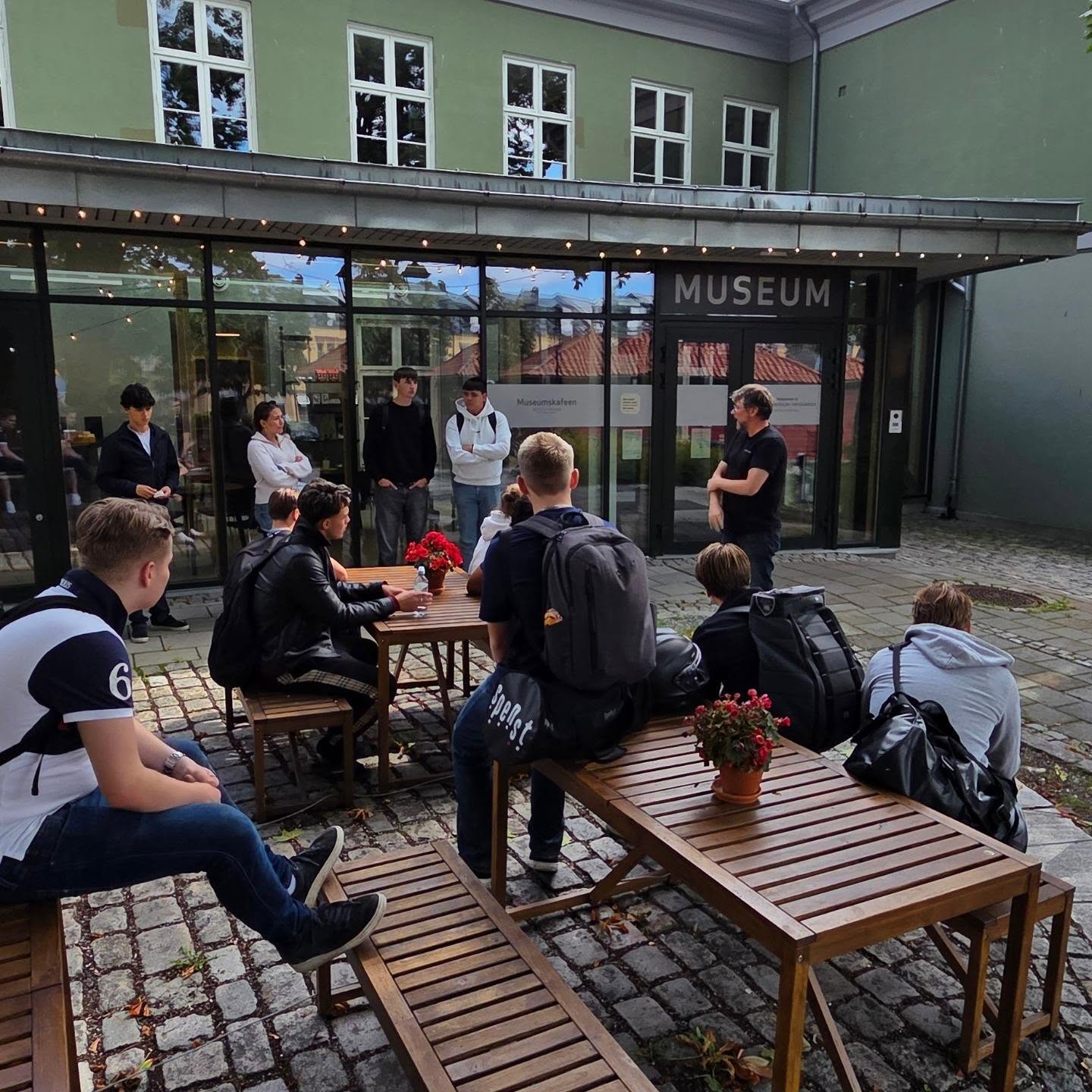 Vg2-elever fra Salg, service og reiseliv ved Halden videregående skole på besøk ved Halden bymuseum.