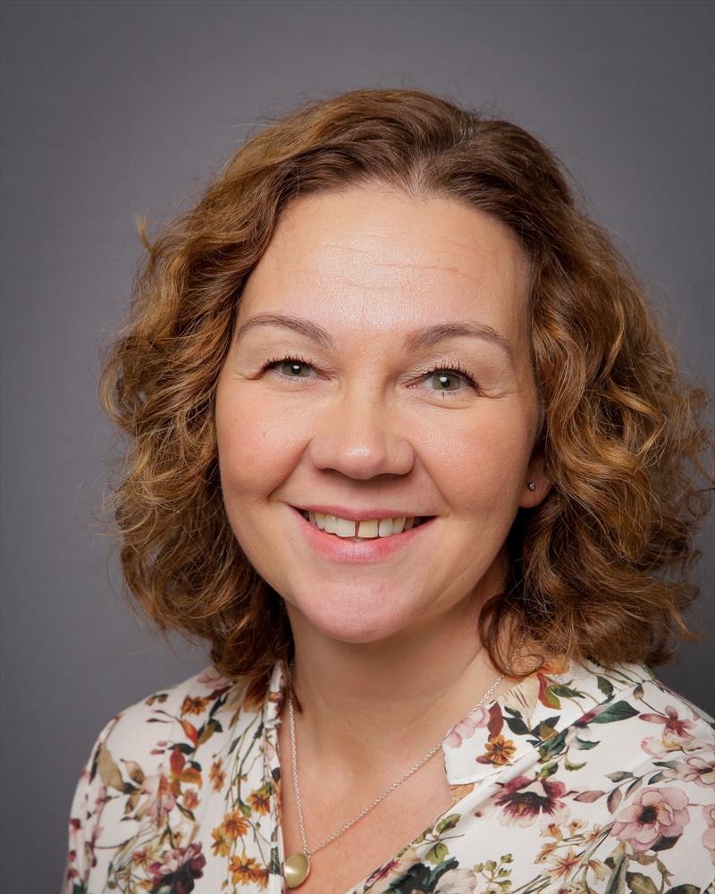 Portrett av Aud Westgaard Hultberg, lærer på salg, service og reiseliv