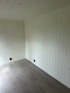 Innvendig rom i annekset med hvite vegger og lyst gulv.