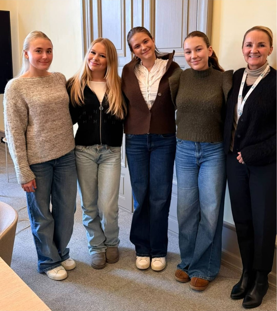 Leandra, Mia, Marthe og Sara fra Vg2 sammen med Veronica fra Halden Næringsutvikling