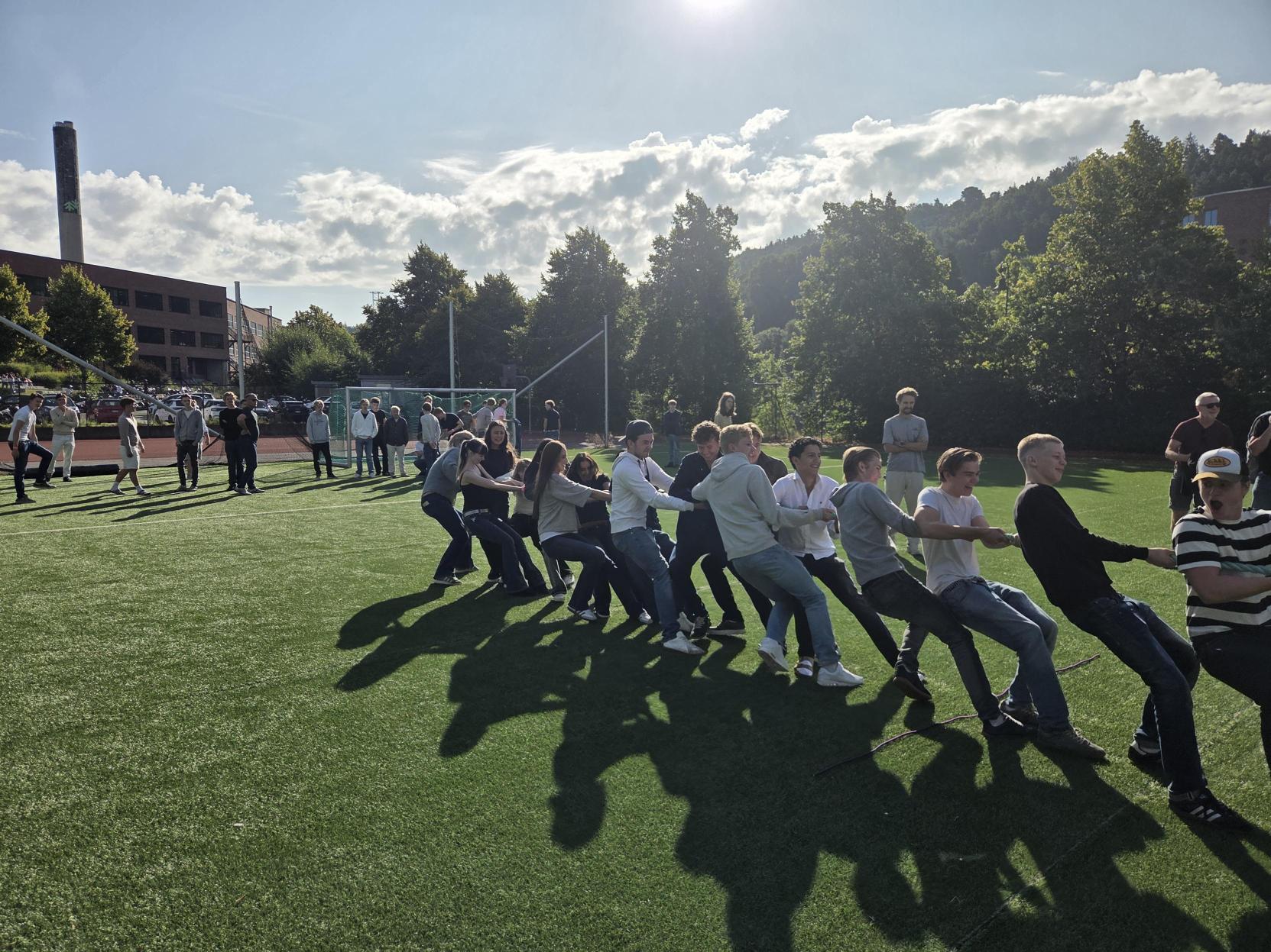 Vg1-elever på salg, service og reiseliv deltar i tautrekking under skolestartfestivalen ved Halden videregående skole.