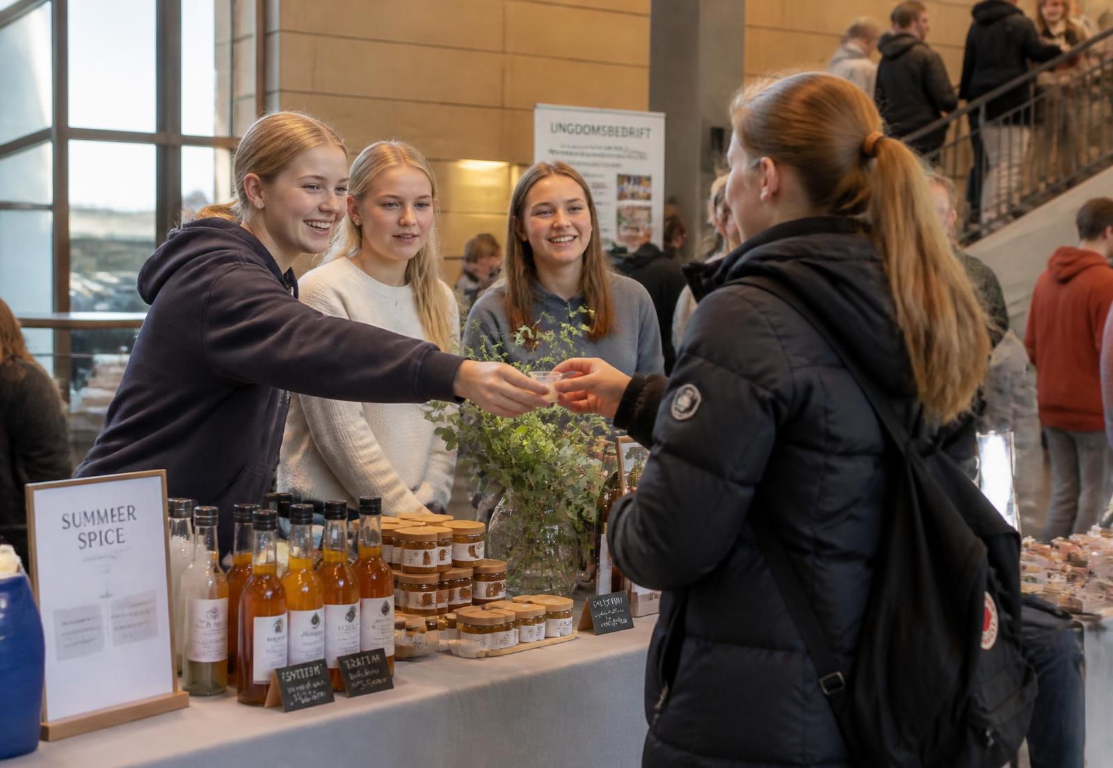 Elever på salg, service og reiseliv selger produkter fra ungdomsbedriften sin til kunder